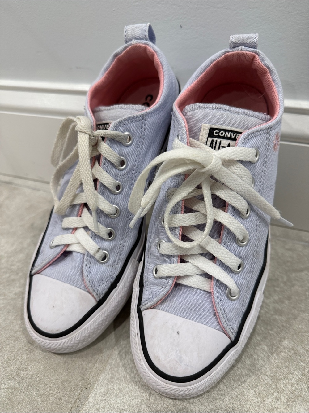 Converse Sneakers size 5